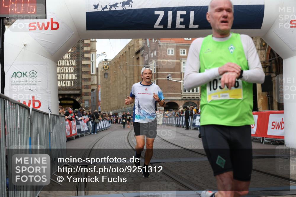 05.10.2025 - 20. swb-Marathon Bremen Yannick Fuchs http://msf.ph/oto/9251312 05.10.2025 10:44:54 Ziel 9878, 10092, 10306, 11714 meine-sportfotos.de