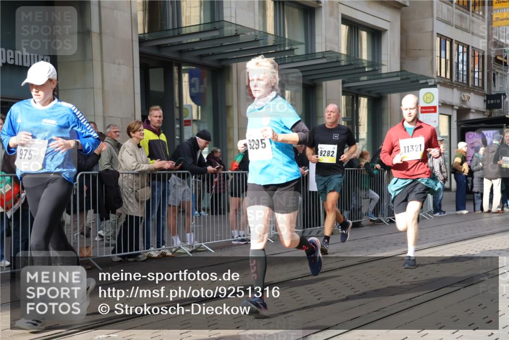 05.10.2025 - 20. swb-Marathon Bremen Strokosch-Dieckow http://msf.ph/oto/9251316 05.10.2025 10:54:27 Ziel 8326, 9282, 9295, 9427, 9436, 9560, 9570, 9591, 9754, 9776, 10007, 10024, 10174, 10231, 10232, 10233, 10296, 10487, 10609, 10768, 10770, 11163, 11276, 11320, 11321, 11373, 11470, 11694, 8326, 9282, 9295, 9427, 9436, 9560, 9570, 9591, 9754, 9776, 10007, 10024, 10174, 10231, 10232, 10233, 10296, 10487, 10609, 10768, 10770, 11163, 11276, 11320, 11321, 11373, 11470, 11694 meine-sportfotos.de