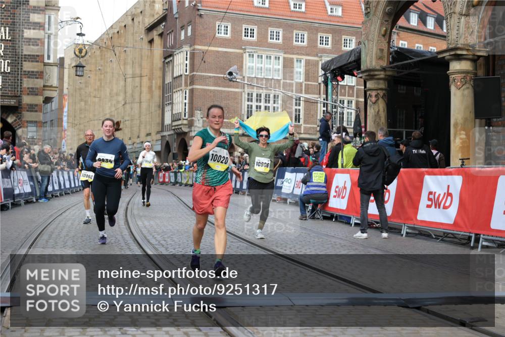 05.10.2025 - 20. swb-Marathon Bremen Yannick Fuchs http://msf.ph/oto/9251317 05.10.2025 10:53:50 Ziel 9494, 9934, 10020, 10310, 10642, 10906, 10925, 10966, 11046, 11246 meine-sportfotos.de