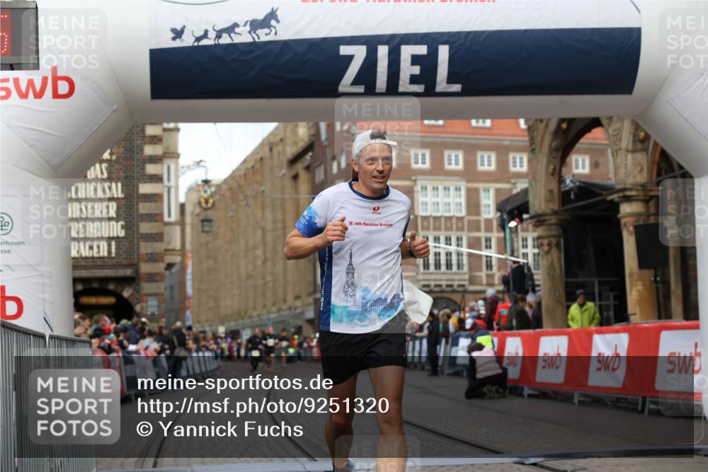 05.10.2025 - 20. swb-Marathon Bremen Yannick Fuchs http://msf.ph/oto/9251320 05.10.2025 10:44:54 Ziel 9878, 10092, 10306, 11714 meine-sportfotos.de