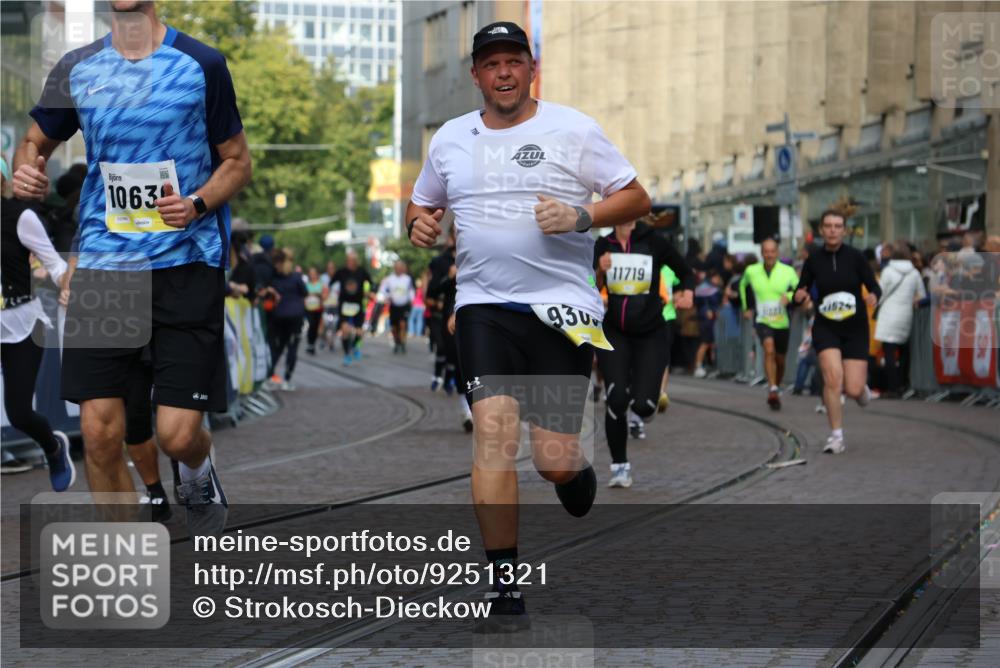 05.10.2025 - 20. swb-Marathon Bremen Strokosch-Dieckow http://msf.ph/oto/9251321 05.10.2025 11:01:03 Ziel 9208, 9305, 9443, 9880, 9954, 10228, 10359, 10477, 10630, 11053, 11524, 11719 meine-sportfotos.de
