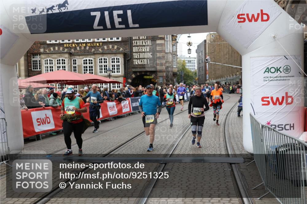 05.10.2025 - 20. swb-Marathon Bremen Yannick Fuchs http://msf.ph/oto/9251325 05.10.2025 11:13:58 Ziel 7014, 7410, 9946, 10671, 10756, 10842, 11060, 11068, 11652, 11653 meine-sportfotos.de