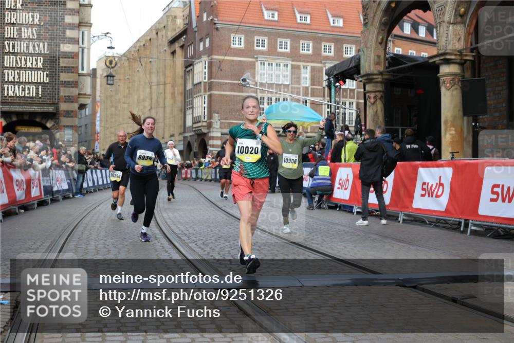 05.10.2025 - 20. swb-Marathon Bremen Yannick Fuchs http://msf.ph/oto/9251326 05.10.2025 10:53:50 Ziel 9494, 9934, 10020, 10310, 10642, 10906, 10925, 10966, 11046, 11246 meine-sportfotos.de