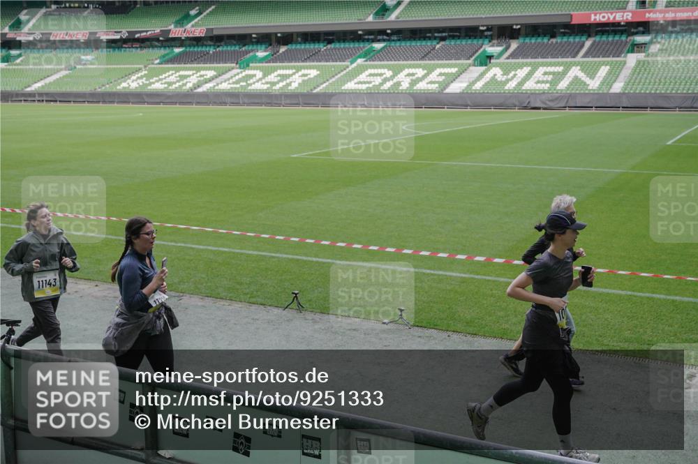05.10.2025 - 20. swb-Marathon Bremen Michael Burmester http://msf.ph/oto/9251333 05.10.2025 10:40:54 Laufen im Stadion 7706, 8111, 9001, 9178, 9191, 9205, 9217, 9245, 9274, 9306, 9321, 9334, 9353, 9355, 9387, 9438, 9440, 9446, 9466, 9483, 9491, 9530, 9537, 9552, 9589, 9599, 9605, 9617, 9623, 9685, 9690, 9702, 9712, 9721, 9757, 9764, 9774, 9804, 9853, 9874, 9877, 9892, 9942, 10001, 10037, 10058, 10081, 10100, 10101, 10135, 10160, 10168, 10193, 10235, 10236, 10243, 10343, 10419, 10458, 10550, 10563, 10580, 10585, 10632, 10737, 11090, 11270, 7799, 9220, 9241, 9554, 9571, 9619, 9931 meine-sportfotos.de