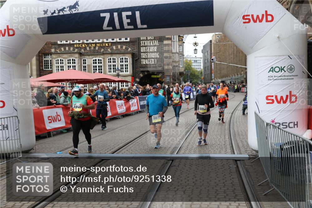 05.10.2025 - 20. swb-Marathon Bremen Yannick Fuchs http://msf.ph/oto/9251338 05.10.2025 11:13:58 Ziel 7014, 7410, 9946, 10671, 10756, 10842, 11060, 11068, 11652, 11653 meine-sportfotos.de