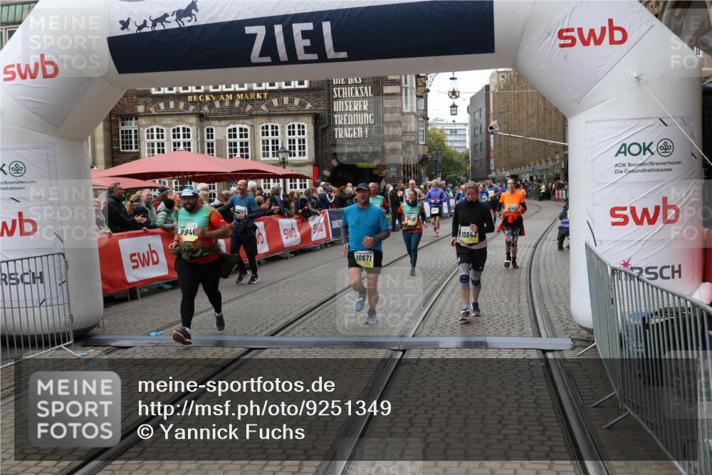 05.10.2025 - 20. swb-Marathon Bremen Yannick Fuchs http://msf.ph/oto/9251349 05.10.2025 11:13:58 Ziel 7014, 7410, 9946, 10671, 10756, 10842, 11060, 11068, 11652, 11653 meine-sportfotos.de