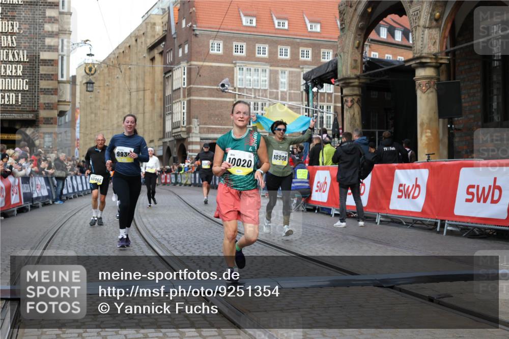 05.10.2025 - 20. swb-Marathon Bremen Yannick Fuchs http://msf.ph/oto/9251354 05.10.2025 10:53:50 Ziel 9494, 9934, 10020, 10310, 10642, 10906, 10925, 10966, 11046, 11246 meine-sportfotos.de