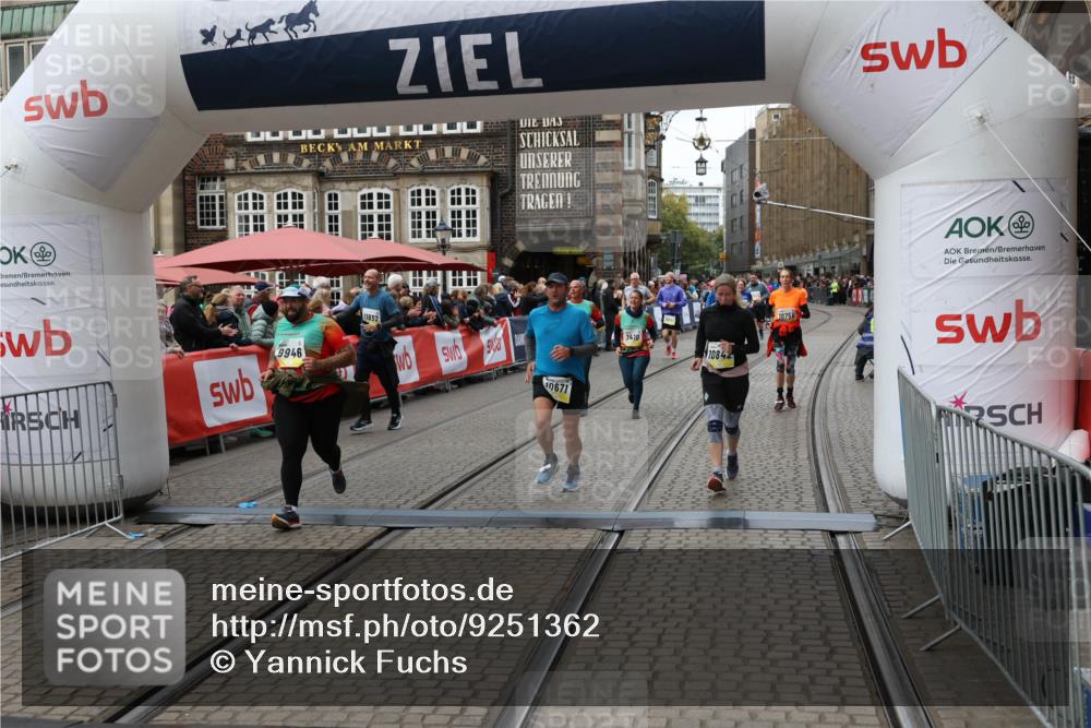 05.10.2025 - 20. swb-Marathon Bremen Yannick Fuchs http://msf.ph/oto/9251362 05.10.2025 11:13:58 Ziel 7014, 7410, 9946, 10671, 10756, 10842, 11060, 11068, 11652, 11653 meine-sportfotos.de