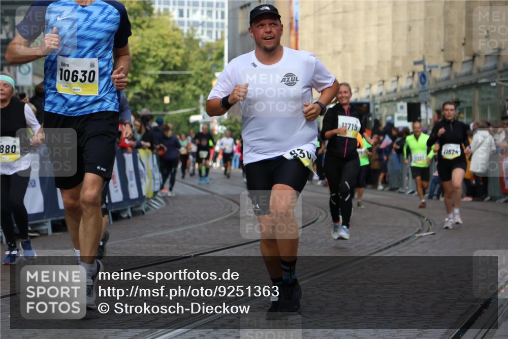 05.10.2025 - 20. swb-Marathon Bremen Strokosch-Dieckow http://msf.ph/oto/9251363 05.10.2025 11:01:04 Ziel 9208, 9305, 9443, 9880, 9954, 10228, 10359, 10477, 10630, 11053, 11524, 11719 meine-sportfotos.de