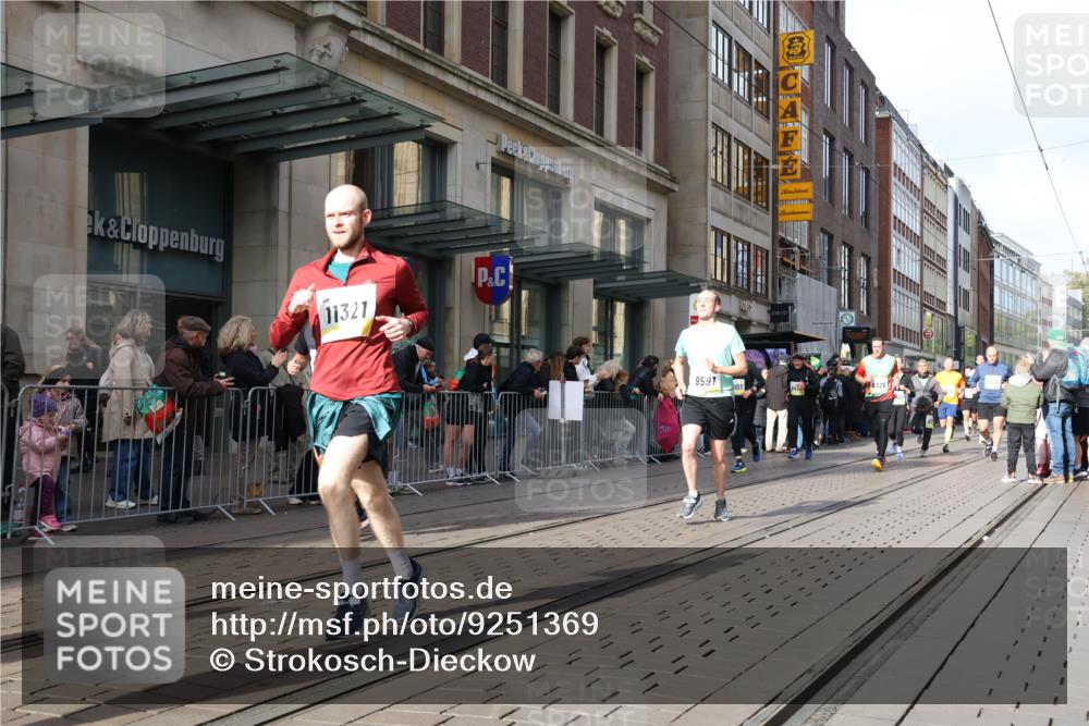05.10.2025 - 20. swb-Marathon Bremen Strokosch-Dieckow http://msf.ph/oto/9251369 05.10.2025 10:54:28 Ziel 8326, 9282, 9295, 9427, 9436, 9560, 9570, 9591, 9754, 9776, 10007, 10024, 10174, 10231, 10232, 10233, 10487, 10609, 10770, 11163, 11276, 11320, 11321, 11373, 11470, 11507, 11523, 11694, 8326, 9282, 9295, 9427, 9436, 9560, 9570, 9591, 9754, 9776, 10007, 10024, 10174, 10231, 10232, 10233, 10487, 10609, 10770, 11163, 11276, 11320, 11321, 11373, 11470, 11507, 11523, 11694 meine-sportfotos.de