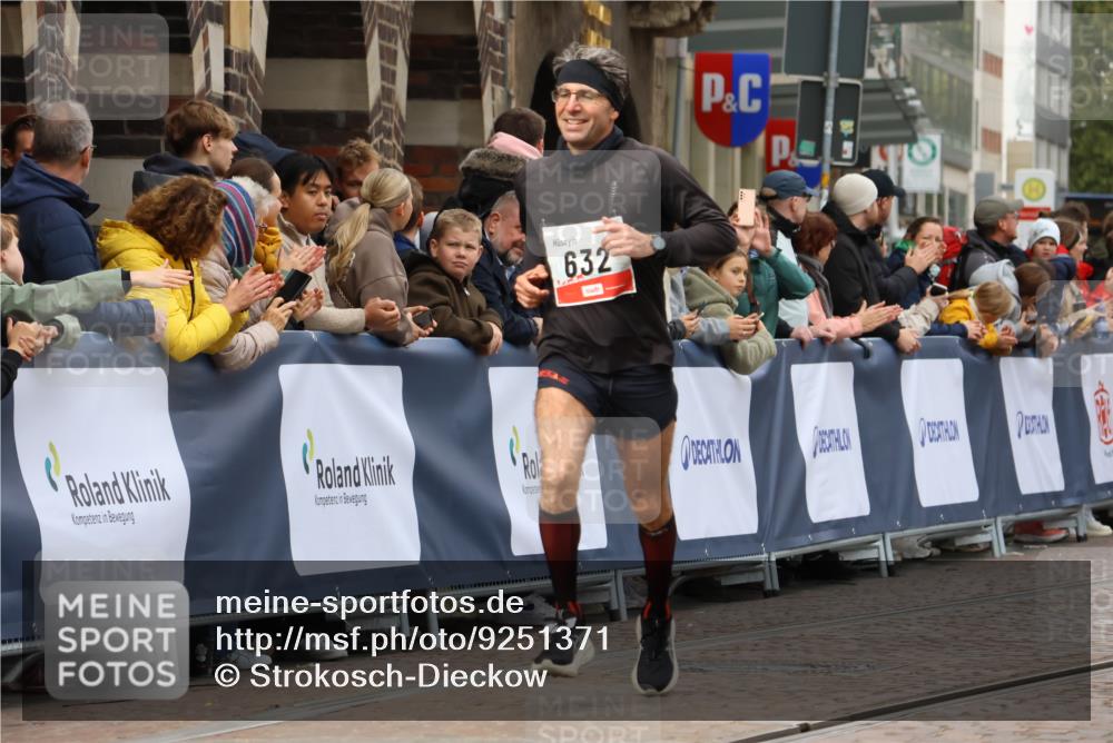 05.10.2025 - 20. swb-Marathon Bremen Strokosch-Dieckow http://msf.ph/oto/9251371 05.10.2025 12:49:23 Ziel 632, 8321 meine-sportfotos.de