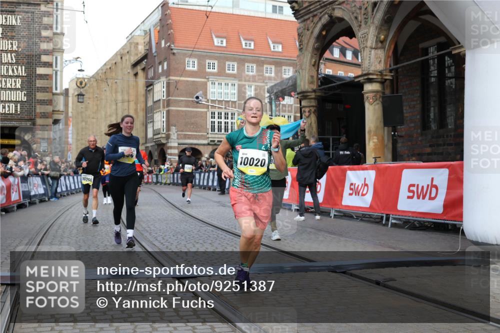 05.10.2025 - 20. swb-Marathon Bremen Yannick Fuchs http://msf.ph/oto/9251387 05.10.2025 10:53:51 Ziel 9494, 9934, 10020, 10416, 10642, 10906, 10925, 10966, 11046, 11141 meine-sportfotos.de