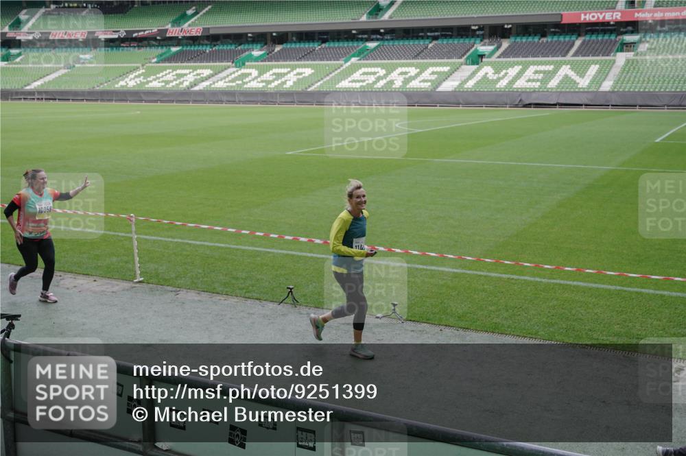 05.10.2025 - 20. swb-Marathon Bremen Michael Burmester http://msf.ph/oto/9251399 05.10.2025 10:40:56 Laufen im Stadion 7706, 8111, 9001, 9178, 9191, 9205, 9217, 9245, 9274, 9306, 9321, 9334, 9353, 9355, 9438, 9440, 9446, 9466, 9483, 9491, 9530, 9537, 9552, 9589, 9599, 9605, 9617, 9623, 9685, 9690, 9702, 9712, 9721, 9757, 9764, 9774, 9804, 9853, 9874, 9877, 9892, 9942, 10001, 10037, 10058, 10081, 10100, 10101, 10135, 10168, 10193, 10235, 10236, 10243, 10343, 10419, 10458, 10550, 10563, 10580, 10585, 10632, 11090, 11270, 7799, 9241, 9554, 9571, 9619, 9931 meine-sportfotos.de
