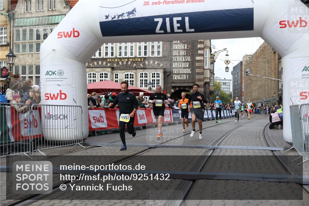 05.10.2025 - 20. swb-Marathon Bremen Yannick Fuchs http://msf.ph/oto/9251432 05.10.2025 10:45:03 Ziel 9590, 10568, 10633, 10851 meine-sportfotos.de