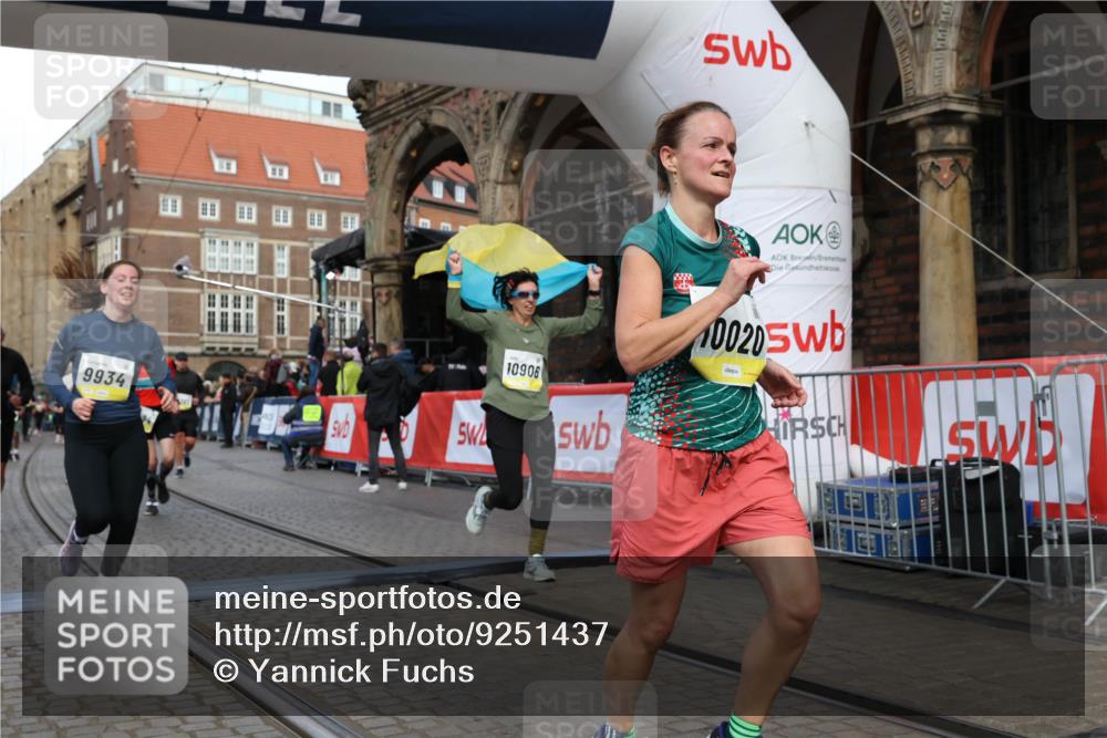 05.10.2025 - 20. swb-Marathon Bremen Yannick Fuchs http://msf.ph/oto/9251437 05.10.2025 10:53:51 Ziel 9494, 9934, 10020, 10416, 10642, 10906, 10925, 10966, 11046, 11141 meine-sportfotos.de
