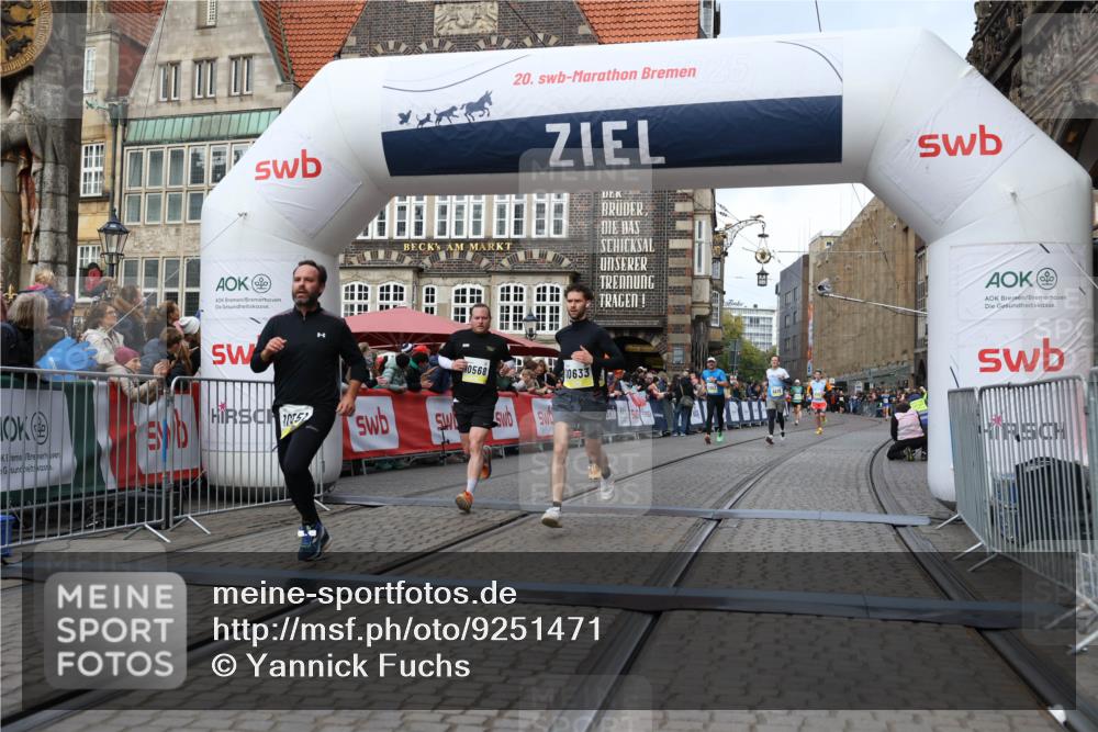 05.10.2025 - 20. swb-Marathon Bremen Yannick Fuchs http://msf.ph/oto/9251471 05.10.2025 10:45:04 Ziel 9590, 9678, 10568, 10633, 10851 meine-sportfotos.de