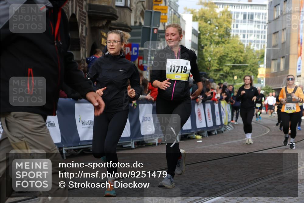 05.10.2025 - 20. swb-Marathon Bremen Strokosch-Dieckow http://msf.ph/oto/9251479 05.10.2025 11:01:07 Ziel 9182, 9305, 9443, 9613, 9880, 10477, 10544, 10630, 10914, 11053, 11337, 11338, 11524, 11597, 11719 meine-sportfotos.de