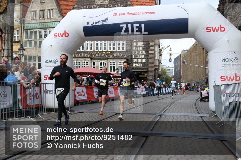 05.10.2025 - 20. swb-Marathon Bremen Yannick Fuchs http://msf.ph/oto/9251482 05.10.2025 10:45:04 Ziel 9590, 9678, 10568, 10633, 10851 meine-sportfotos.de