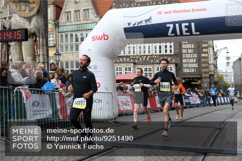 05.10.2025 - 20. swb-Marathon Bremen Yannick Fuchs http://msf.ph/oto/9251490 05.10.2025 10:45:04 Ziel 9590, 9678, 10568, 10633, 10851 meine-sportfotos.de