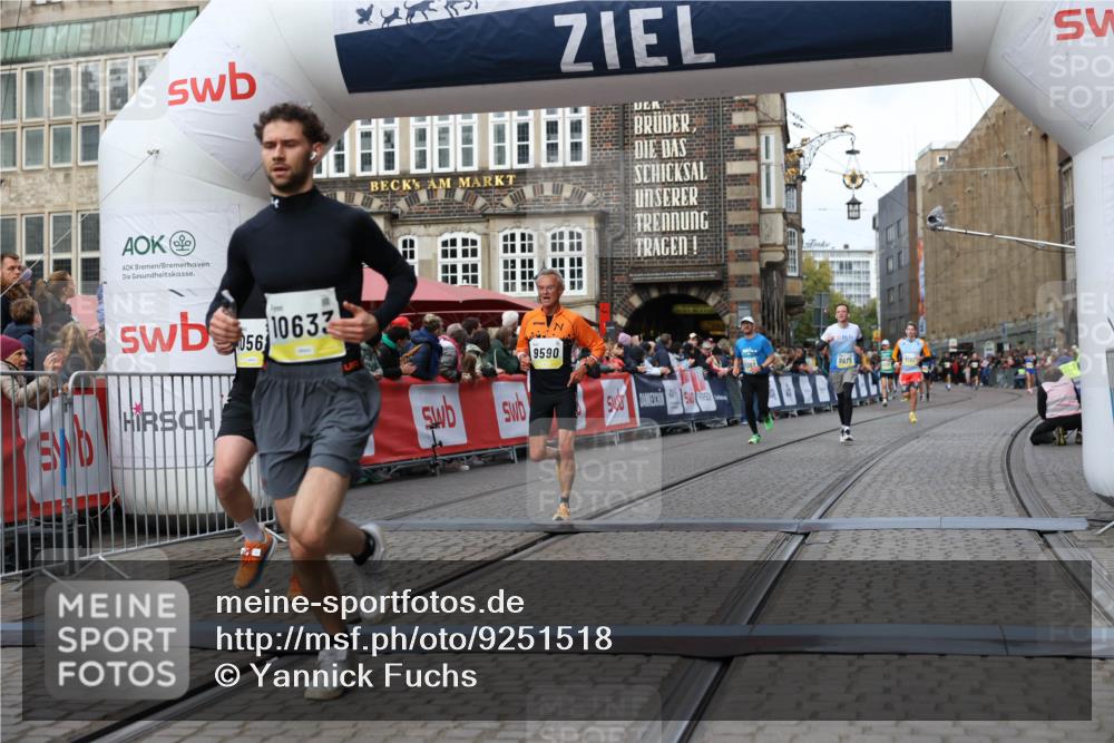 05.10.2025 - 20. swb-Marathon Bremen Yannick Fuchs http://msf.ph/oto/9251518 05.10.2025 10:45:05 Ziel 9590, 9678, 10568, 10633, 10851, 11362 meine-sportfotos.de