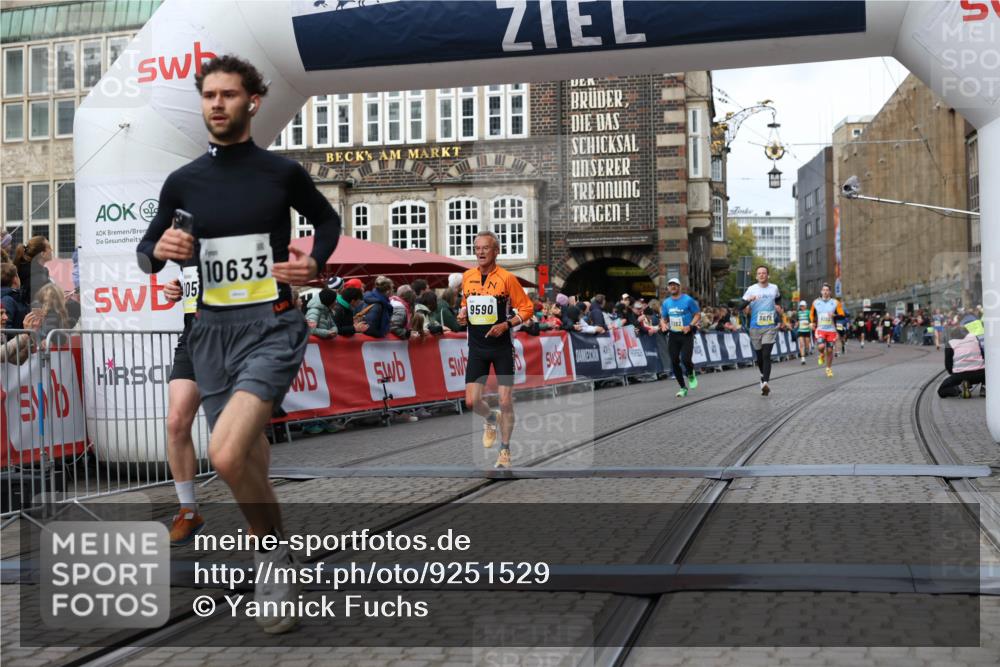 05.10.2025 - 20. swb-Marathon Bremen Yannick Fuchs http://msf.ph/oto/9251529 05.10.2025 10:45:05 Ziel 9590, 9678, 10568, 10633, 10851, 11362 meine-sportfotos.de