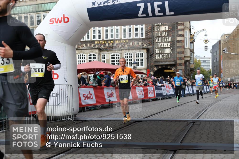 05.10.2025 - 20. swb-Marathon Bremen Yannick Fuchs http://msf.ph/oto/9251538 05.10.2025 10:45:05 Ziel 9590, 9678, 10568, 10633, 10851, 11362 meine-sportfotos.de