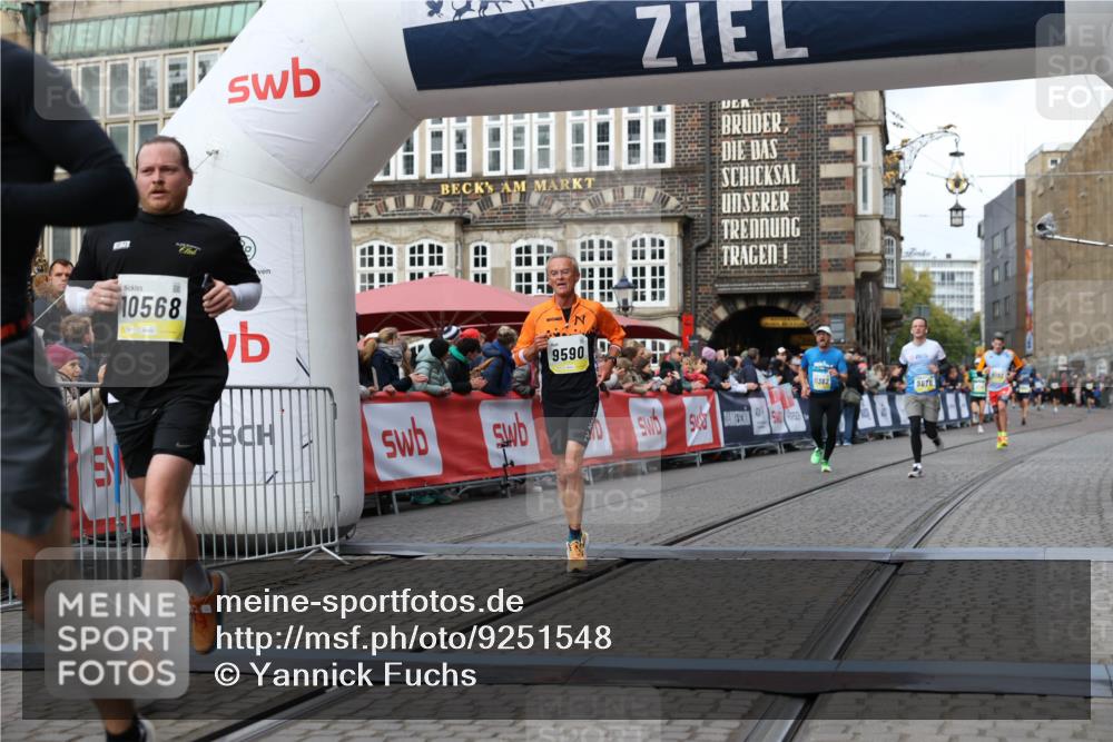 05.10.2025 - 20. swb-Marathon Bremen Yannick Fuchs http://msf.ph/oto/9251548 05.10.2025 10:45:05 Ziel 9590, 9678, 10568, 10633, 10851, 11362 meine-sportfotos.de