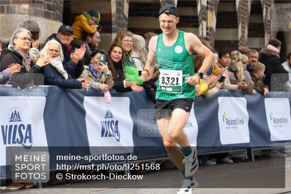 05.10.2025 - 20. swb-Marathon Bremen Strokosch-Dieckow http://msf.ph/oto/9251568 05.10.2025 12:49:28 Ziel 8321 meine-sportfotos.de