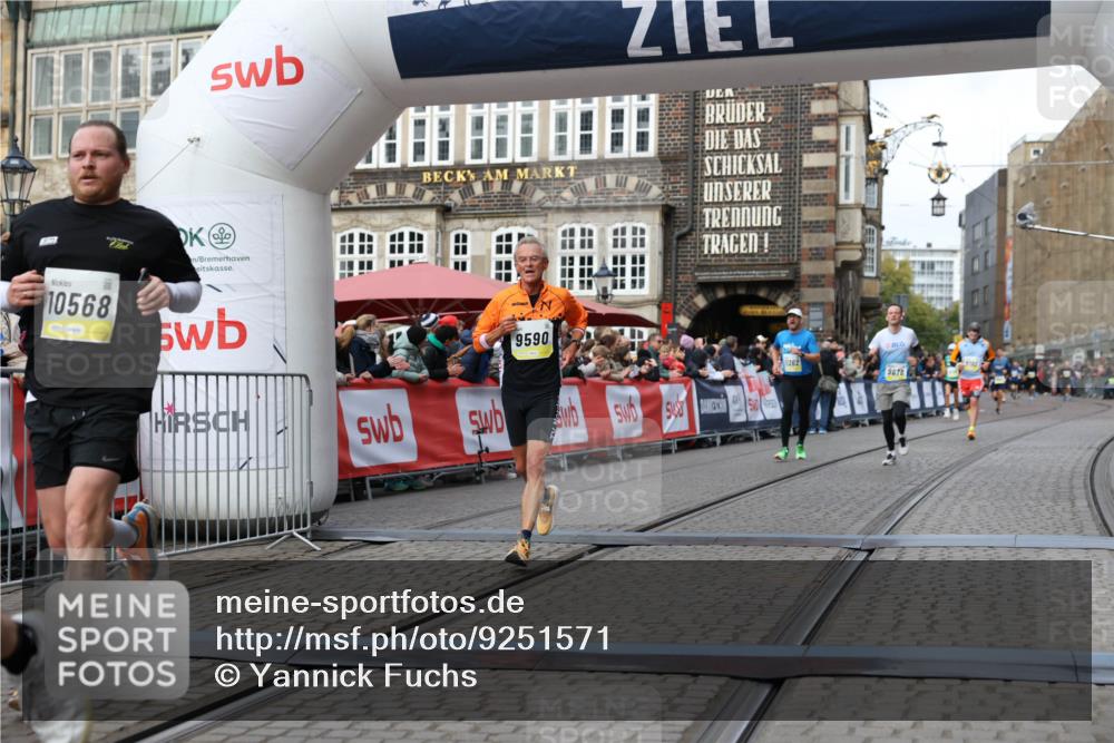05.10.2025 - 20. swb-Marathon Bremen Yannick Fuchs http://msf.ph/oto/9251571 05.10.2025 10:45:05 Ziel 9590, 9678, 10568, 10633, 10851, 11362 meine-sportfotos.de