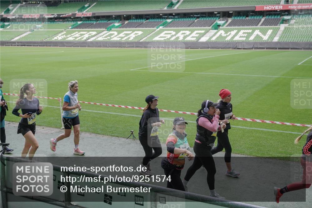 05.10.2025 - 20. swb-Marathon Bremen Michael Burmester http://msf.ph/oto/9251574 05.10.2025 10:41:01 Laufen im Stadion 7706, 8111, 9001, 9178, 9191, 9205, 9217, 9245, 9274, 9306, 9321, 9334, 9353, 9355, 9357, 9438, 9440, 9446, 9466, 9483, 9530, 9537, 9589, 9599, 9605, 9617, 9685, 9690, 9702, 9712, 9757, 9764, 9774, 9804, 9853, 9874, 9877, 9892, 9942, 10001, 10037, 10058, 10081, 10100, 10101, 10135, 10168, 10193, 10235, 10236, 10243, 10295, 10332, 10343, 10419, 10458, 10550, 10563, 10580, 10582, 10585, 10614, 10632, 11090, 11270, 7799, 9241, 9554, 9571, 9619, 9931 meine-sportfotos.de
