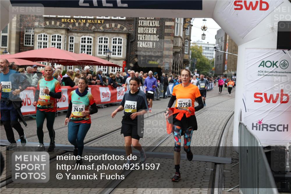 05.10.2025 - 20. swb-Marathon Bremen Yannick Fuchs http://msf.ph/oto/9251597 05.10.2025 11:14:01 Ziel 7014, 7410, 9667, 9946, 10671, 10756, 10842, 11652, 11653 meine-sportfotos.de