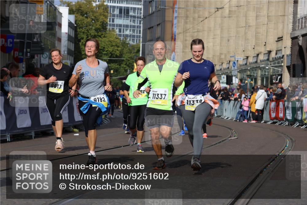 05.10.2025 - 20. swb-Marathon Bremen Strokosch-Dieckow http://msf.ph/oto/9251602 05.10.2025 11:01:12 Ziel 9182, 9443, 9613, 9880, 9925, 10544, 10762, 10914, 11337, 11338, 11524, 11597, 11680 meine-sportfotos.de