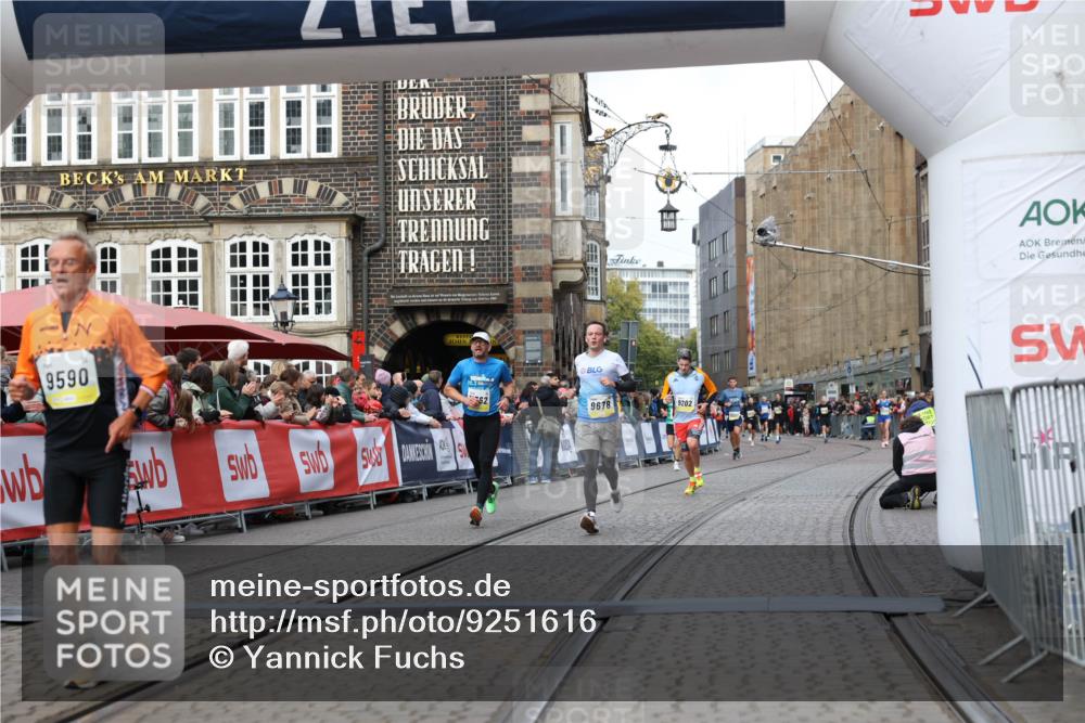 05.10.2025 - 20. swb-Marathon Bremen Yannick Fuchs http://msf.ph/oto/9251616 05.10.2025 10:45:06 Ziel 9202, 9590, 9678, 10568, 10633, 10851, 11362 meine-sportfotos.de