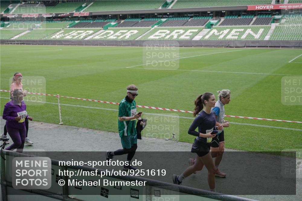 05.10.2025 - 20. swb-Marathon Bremen Michael Burmester http://msf.ph/oto/9251619 05.10.2025 10:41:03 Laufen im Stadion 7706, 8111, 9001, 9178, 9191, 9205, 9217, 9245, 9274, 9306, 9321, 9334, 9353, 9355, 9357, 9438, 9440, 9446, 9466, 9483, 9530, 9537, 9589, 9599, 9605, 9617, 9685, 9690, 9702, 9712, 9757, 9764, 9774, 9804, 9853, 9874, 9877, 9887, 9892, 9942, 10001, 10037, 10058, 10081, 10100, 10101, 10135, 10168, 10193, 10197, 10235, 10236, 10243, 10249, 10295, 10330, 10332, 10343, 10419, 10458, 10550, 10563, 10580, 10582, 10585, 10614, 10632, 11090, 7799, 9241, 9571, 9619, 9931 meine-sportfotos.de