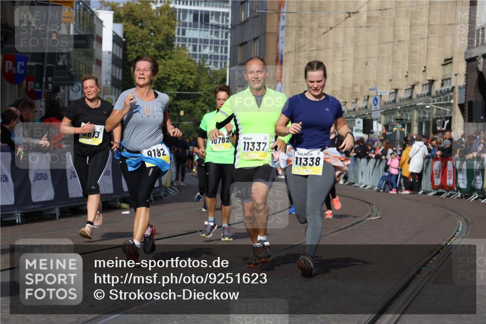 05.10.2025 - 20. swb-Marathon Bremen Strokosch-Dieckow http://msf.ph/oto/9251623 05.10.2025 11:01:12 Ziel 9182, 9443, 9613, 9880, 9925, 10544, 10762, 10914, 11337, 11338, 11524, 11597, 11680 meine-sportfotos.de