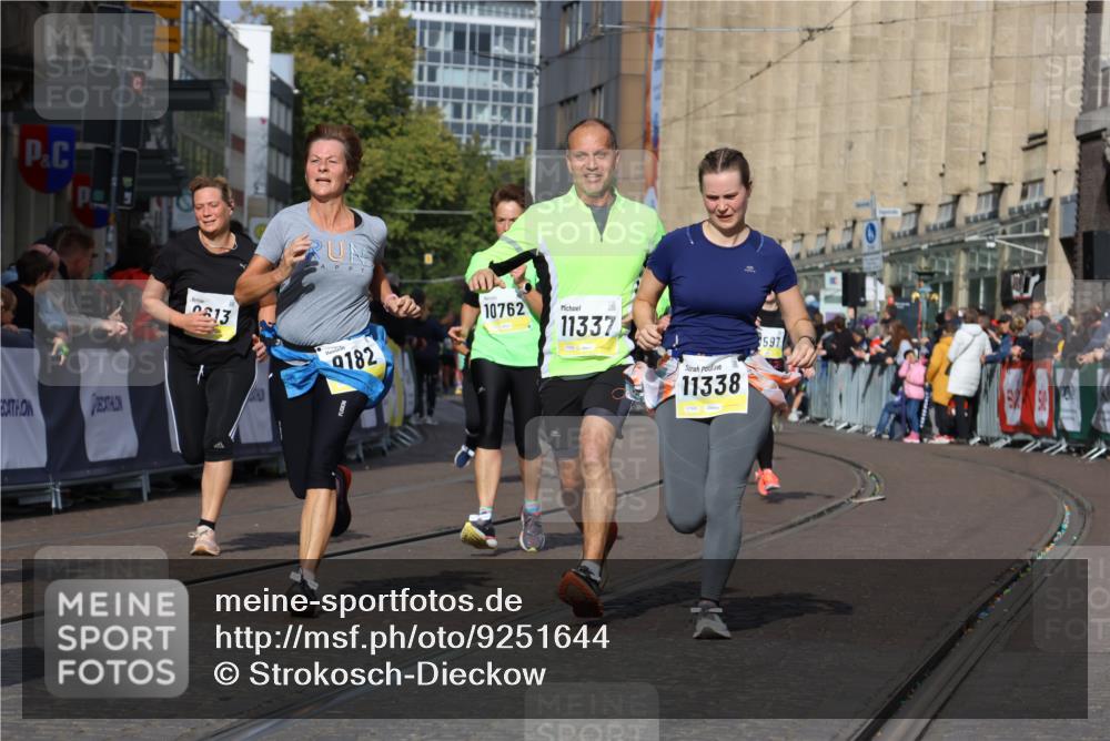 05.10.2025 - 20. swb-Marathon Bremen Strokosch-Dieckow http://msf.ph/oto/9251644 05.10.2025 11:01:12 Ziel 9182, 9443, 9613, 9880, 9925, 10544, 10762, 10914, 11337, 11338, 11524, 11597, 11680 meine-sportfotos.de