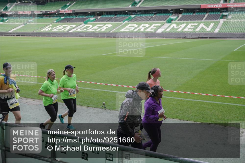 05.10.2025 - 20. swb-Marathon Bremen Michael Burmester http://msf.ph/oto/9251660 05.10.2025 10:41:05 Laufen im Stadion 7706, 8111, 9001, 9178, 9191, 9205, 9217, 9245, 9274, 9306, 9321, 9334, 9353, 9355, 9357, 9401, 9438, 9440, 9446, 9466, 9483, 9530, 9537, 9589, 9599, 9605, 9617, 9685, 9690, 9702, 9712, 9757, 9764, 9774, 9804, 9853, 9874, 9877, 9887, 9892, 9942, 10001, 10037, 10058, 10081, 10100, 10101, 10135, 10152, 10168, 10197, 10235, 10236, 10243, 10249, 10295, 10330, 10332, 10343, 10419, 10458, 10550, 10563, 10580, 10582, 10585, 10614, 10632, 7799, 9619 meine-sportfotos.de