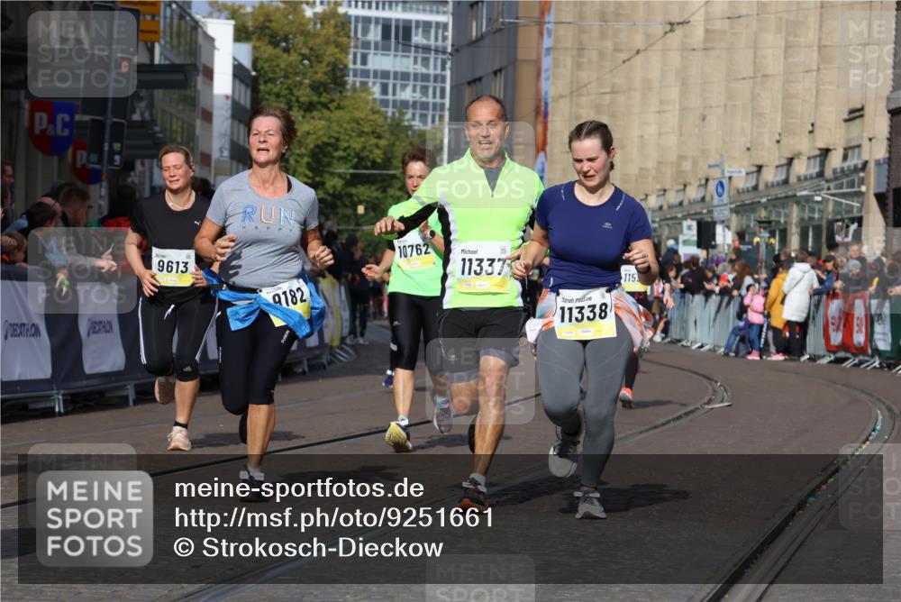 05.10.2025 - 20. swb-Marathon Bremen Strokosch-Dieckow http://msf.ph/oto/9251661 05.10.2025 11:01:12 Ziel 9182, 9443, 9613, 9880, 9925, 10544, 10762, 10914, 11337, 11338, 11524, 11597, 11680 meine-sportfotos.de