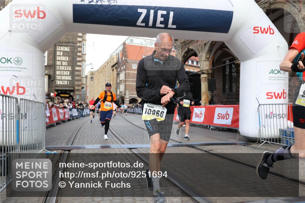 05.10.2025 - 20. swb-Marathon Bremen Yannick Fuchs http://msf.ph/oto/9251694 05.10.2025 10:53:54 Ziel 9494, 9934, 10020, 10416, 10906, 10966, 11141, 11383 meine-sportfotos.de