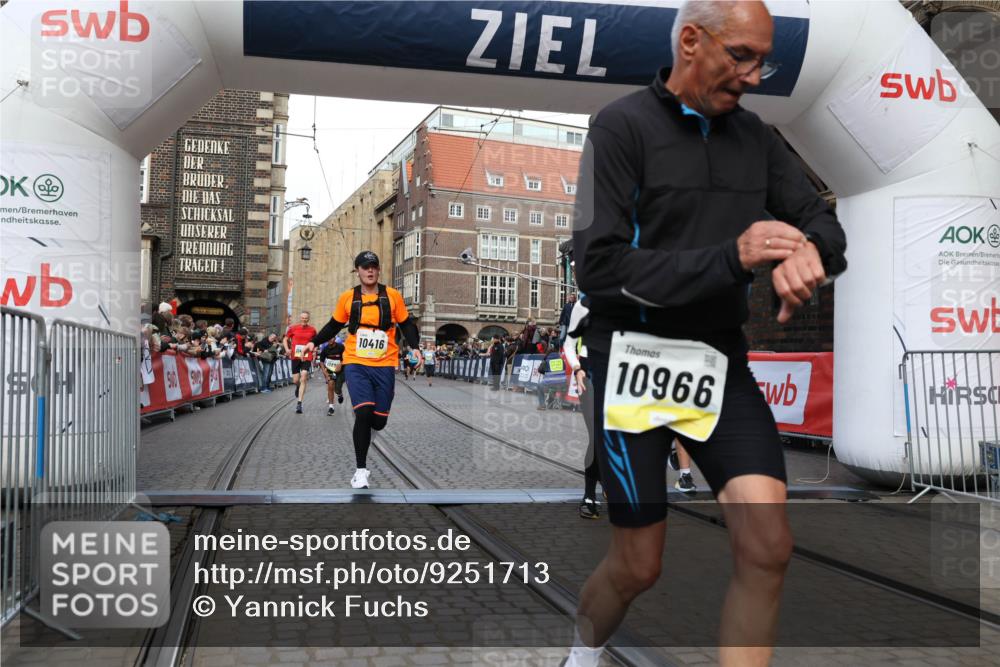 05.10.2025 - 20. swb-Marathon Bremen Yannick Fuchs http://msf.ph/oto/9251713 05.10.2025 10:53:55 Ziel 9494, 9934, 10020, 10416, 10696, 10906, 10966, 11141, 11383, 11445 meine-sportfotos.de
