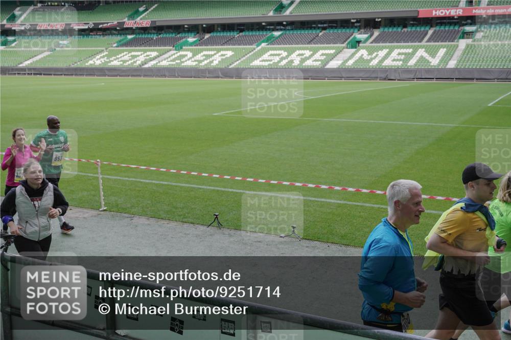 05.10.2025 - 20. swb-Marathon Bremen Michael Burmester http://msf.ph/oto/9251714 05.10.2025 10:41:07 Laufen im Stadion 7706, 8111, 9001, 9178, 9191, 9205, 9217, 9245, 9274, 9306, 9321, 9334, 9353, 9355, 9357, 9401, 9438, 9440, 9446, 9466, 9483, 9530, 9537, 9589, 9599, 9605, 9617, 9685, 9690, 9702, 9712, 9757, 9764, 9774, 9804, 9853, 9874, 9877, 9887, 9892, 9942, 10001, 10037, 10051, 10058, 10081, 10095, 10100, 10101, 10135, 10152, 10168, 10197, 10235, 10236, 10243, 10249, 10295, 10330, 10332, 10343, 10419, 10458, 10550, 10563, 10580, 10582, 10585, 10614, 10632, 7799 meine-sportfotos.de