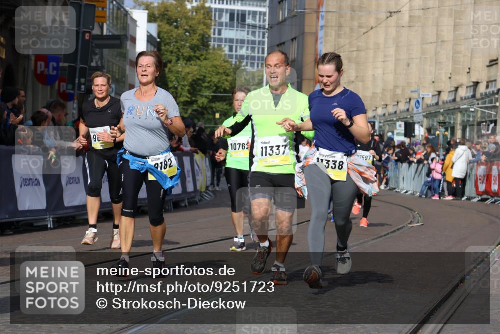 05.10.2025 - 20. swb-Marathon Bremen Strokosch-Dieckow http://msf.ph/oto/9251723 05.10.2025 11:01:12 Ziel 9182, 9443, 9613, 9880, 9925, 10544, 10762, 10914, 11337, 11338, 11524, 11597, 11680 meine-sportfotos.de