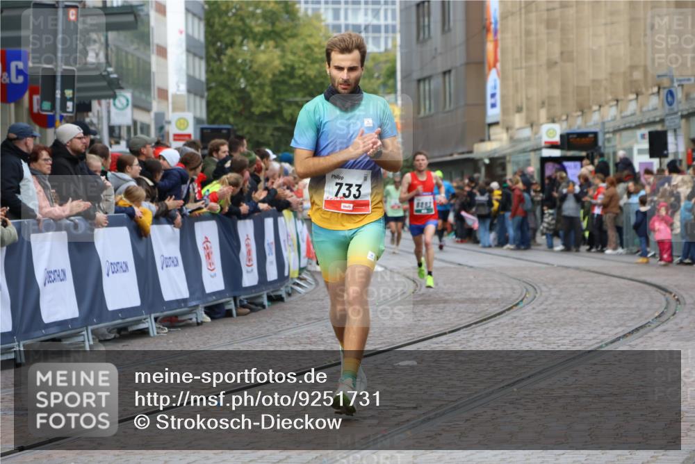 05.10.2025 - 20. swb-Marathon Bremen Strokosch-Dieckow http://msf.ph/oto/9251731 05.10.2025 12:49:54 Ziel 733, 8883 meine-sportfotos.de