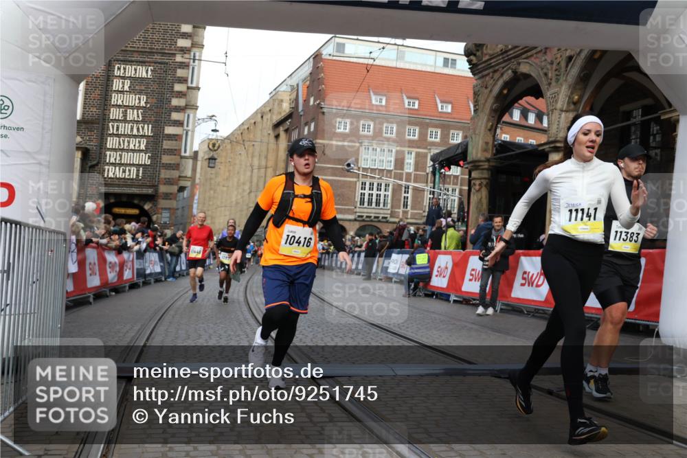 05.10.2025 - 20. swb-Marathon Bremen Yannick Fuchs http://msf.ph/oto/9251745 05.10.2025 10:53:55 Ziel 9494, 9934, 10020, 10416, 10696, 10906, 10966, 11141, 11383, 11445 meine-sportfotos.de