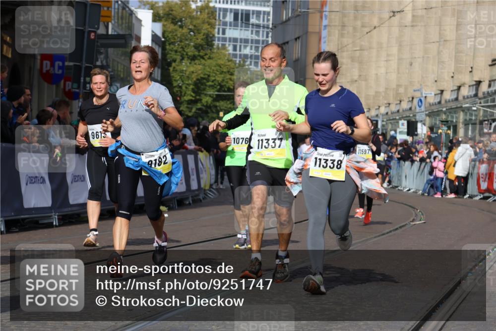 05.10.2025 - 20. swb-Marathon Bremen Strokosch-Dieckow http://msf.ph/oto/9251747 05.10.2025 11:01:12 Ziel 9182, 9443, 9613, 9880, 9925, 10544, 10762, 10914, 11337, 11338, 11524, 11597, 11680 meine-sportfotos.de