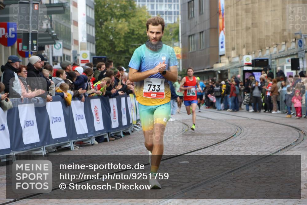 05.10.2025 - 20. swb-Marathon Bremen Strokosch-Dieckow http://msf.ph/oto/9251759 05.10.2025 12:49:54 Ziel 733, 8883 meine-sportfotos.de