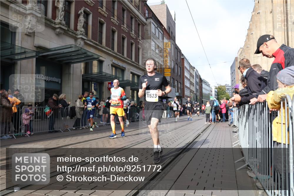05.10.2025 - 20. swb-Marathon Bremen Strokosch-Dieckow http://msf.ph/oto/9251772 05.10.2025 10:54:42 Ziel 9176, 9318, 9427, 9436, 9475, 9560, 9570, 9791, 10003, 10014, 10024, 10034, 10180, 10231, 10232, 10233, 10307, 10326, 10487, 10609, 10770, 10920, 11140, 11163, 11317, 11320, 11363, 11373, 11470, 11507, 11523, 9176, 9318, 9427, 9436, 9475, 9560, 9570, 9791, 10003, 10014, 10024, 10034, 10180, 10231, 10232, 10233, 10307, 10326, 10487, 10609, 10770, 10920, 11140, 11163, 11317, 11320, 11363, 11373, 11470, 11507, 11523 meine-sportfotos.de