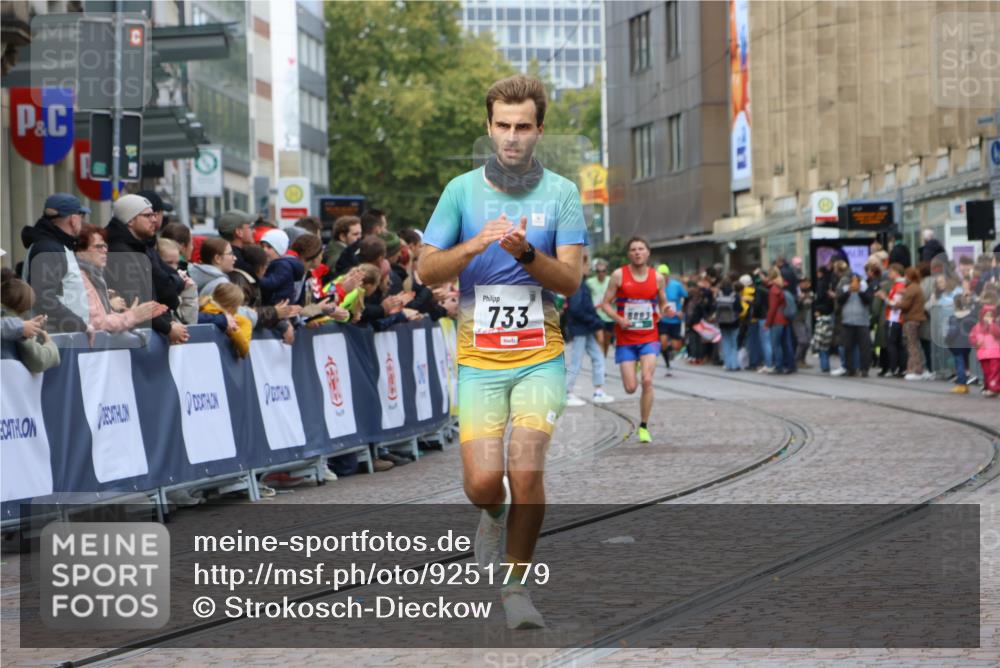 05.10.2025 - 20. swb-Marathon Bremen Strokosch-Dieckow http://msf.ph/oto/9251779 05.10.2025 12:49:54 Ziel 733, 8883 meine-sportfotos.de