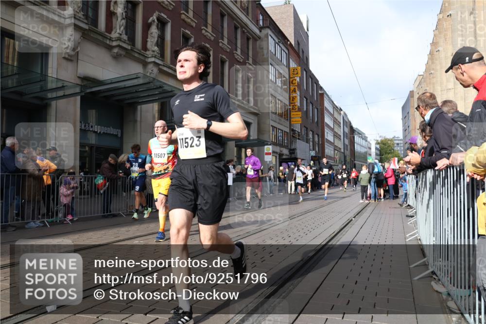 05.10.2025 - 20. swb-Marathon Bremen Strokosch-Dieckow http://msf.ph/oto/9251796 05.10.2025 10:54:42 Ziel 9176, 9318, 9427, 9436, 9475, 9560, 9570, 9791, 10003, 10014, 10024, 10034, 10180, 10231, 10232, 10233, 10307, 10326, 10487, 10609, 10770, 10920, 11140, 11163, 11317, 11320, 11363, 11373, 11470, 11507, 11523, 9176, 9318, 9427, 9436, 9475, 9560, 9570, 9791, 10003, 10014, 10024, 10034, 10180, 10231, 10232, 10233, 10307, 10326, 10487, 10609, 10770, 10920, 11140, 11163, 11317, 11320, 11363, 11373, 11470, 11507, 11523 meine-sportfotos.de