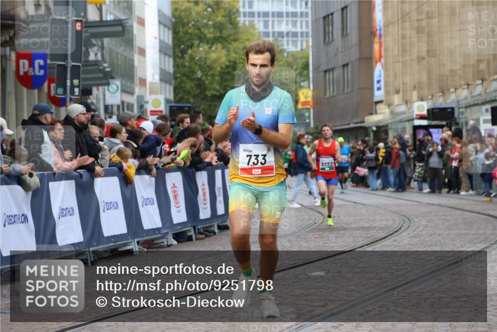 05.10.2025 - 20. swb-Marathon Bremen Strokosch-Dieckow http://msf.ph/oto/9251798 05.10.2025 12:49:54 Ziel 733, 8883 meine-sportfotos.de
